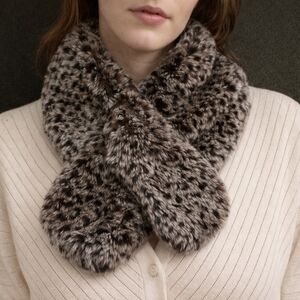 Chic Faux Fur Leopard Print Scarf